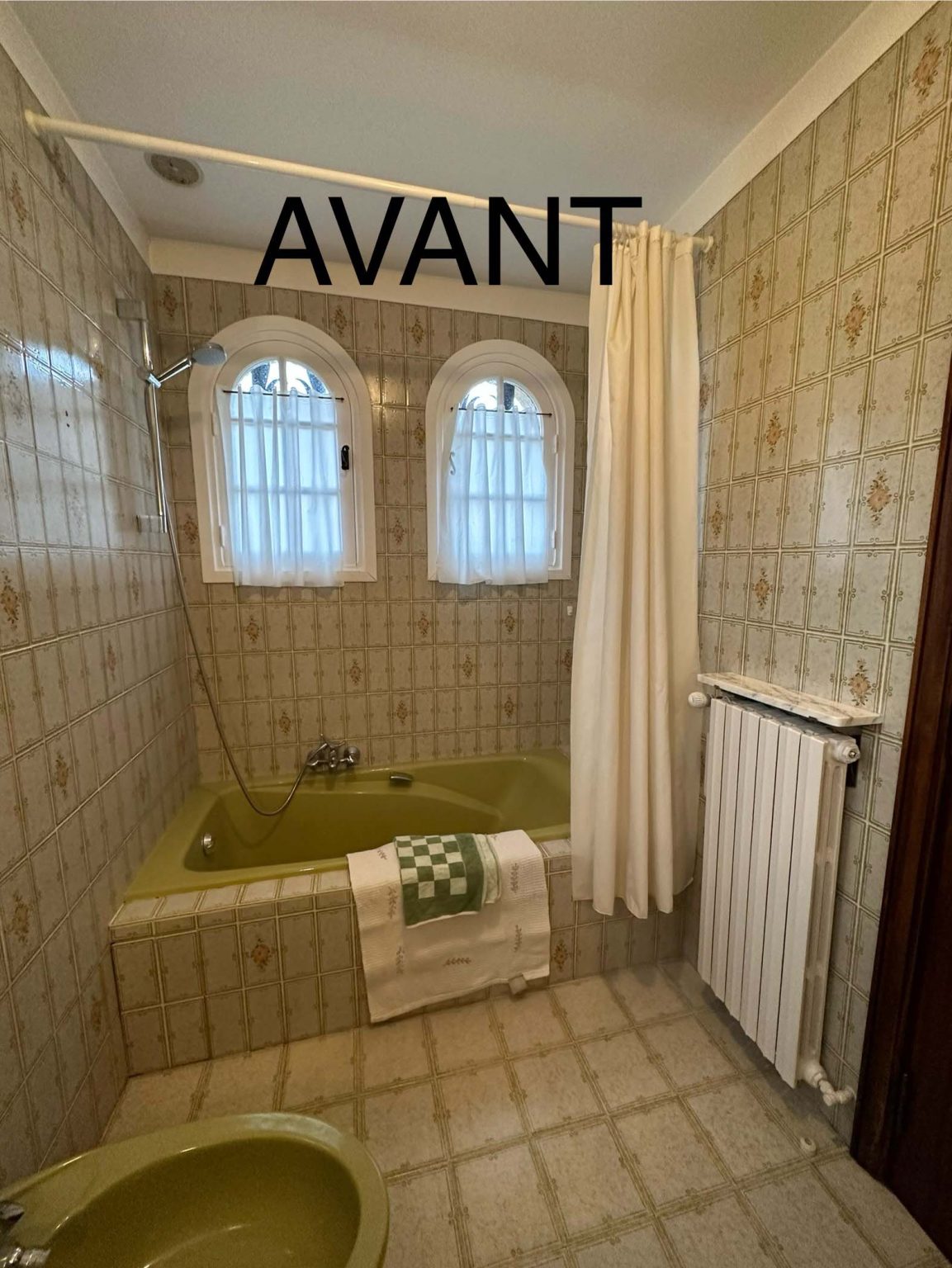 Salle de bain avant rénovation – villa Terra Pura à Saint-Paul-de-Vence