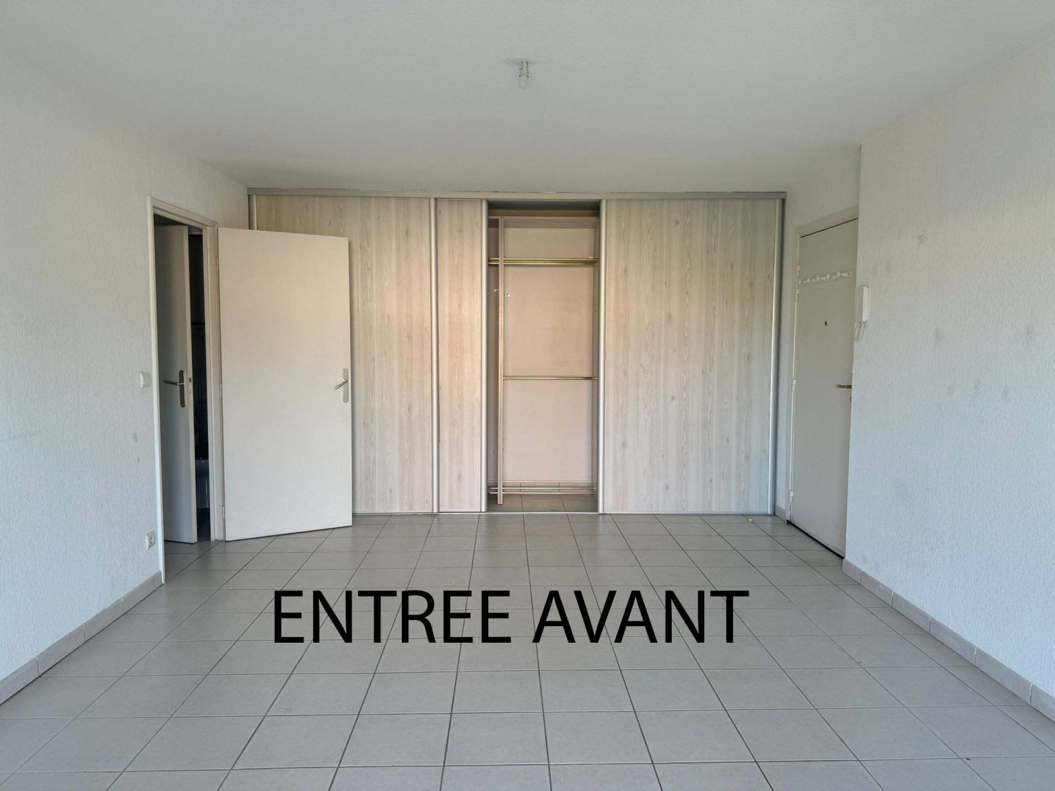 Entrée avant travaux – appartement Galini à Cannes