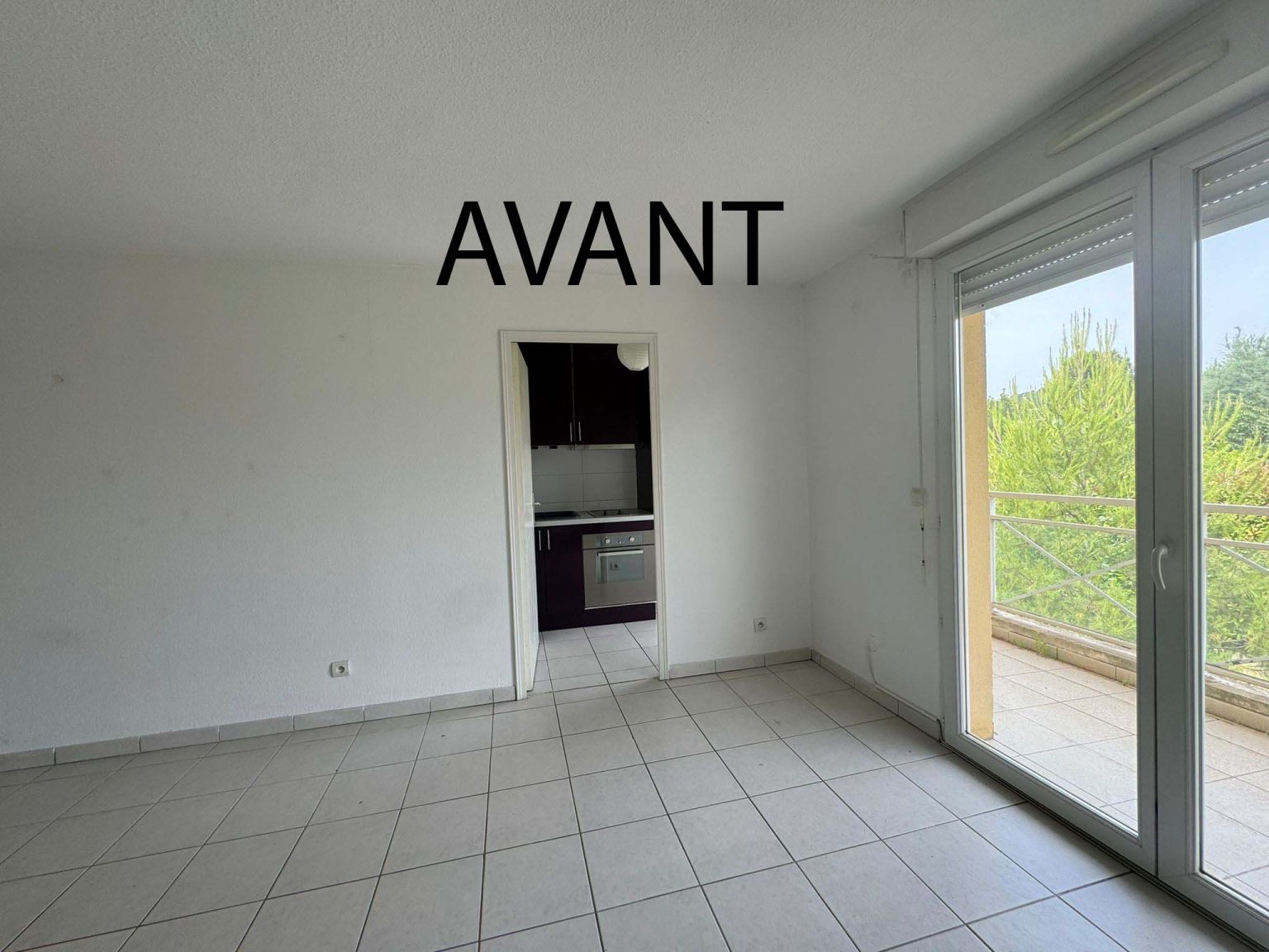 Cuisine salon avant travaux – appartement Galini à Cannes