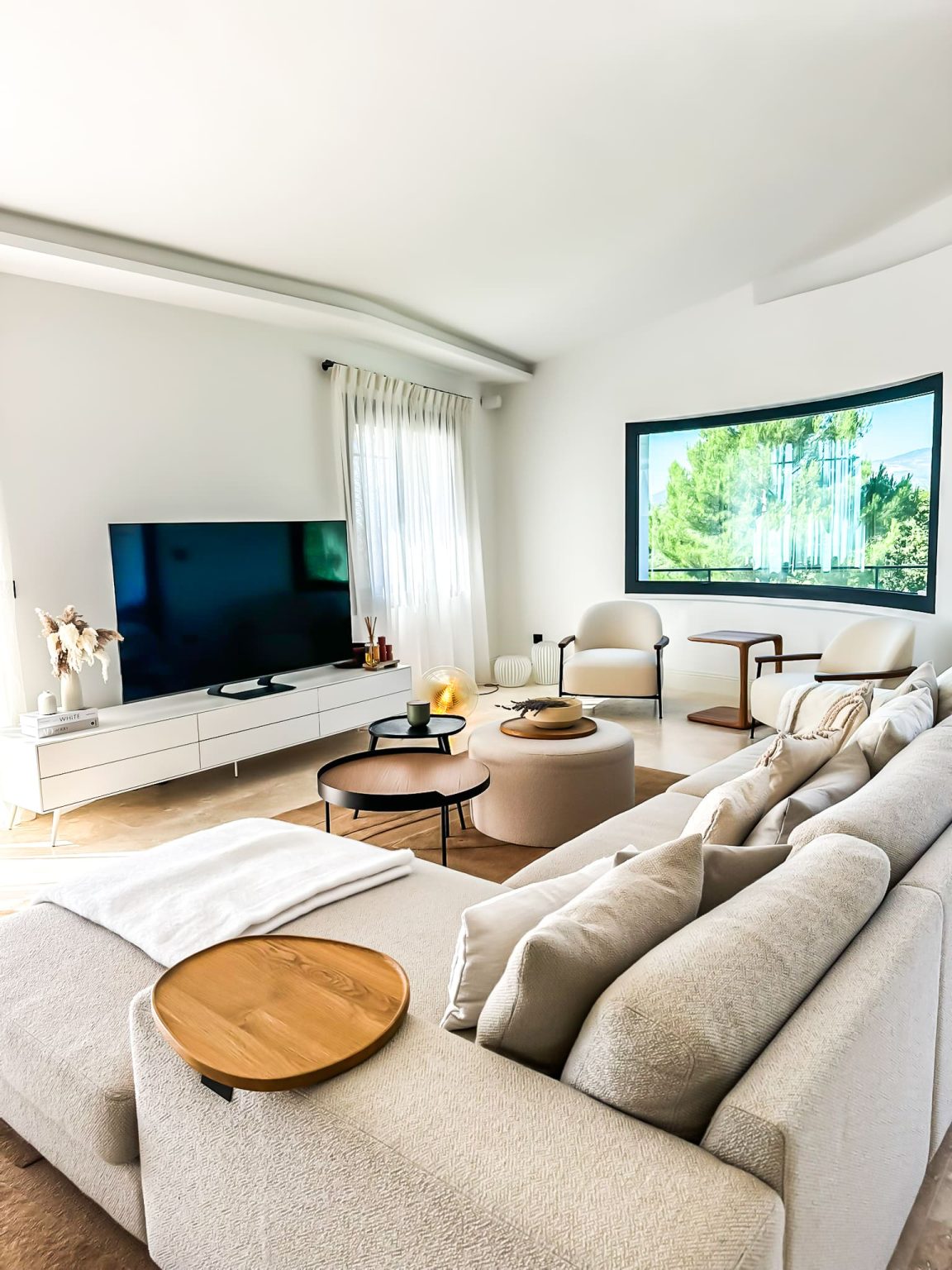 Salon mobilier Gubi et Treku – villa Villavista à Saint-Paul-de-Vence