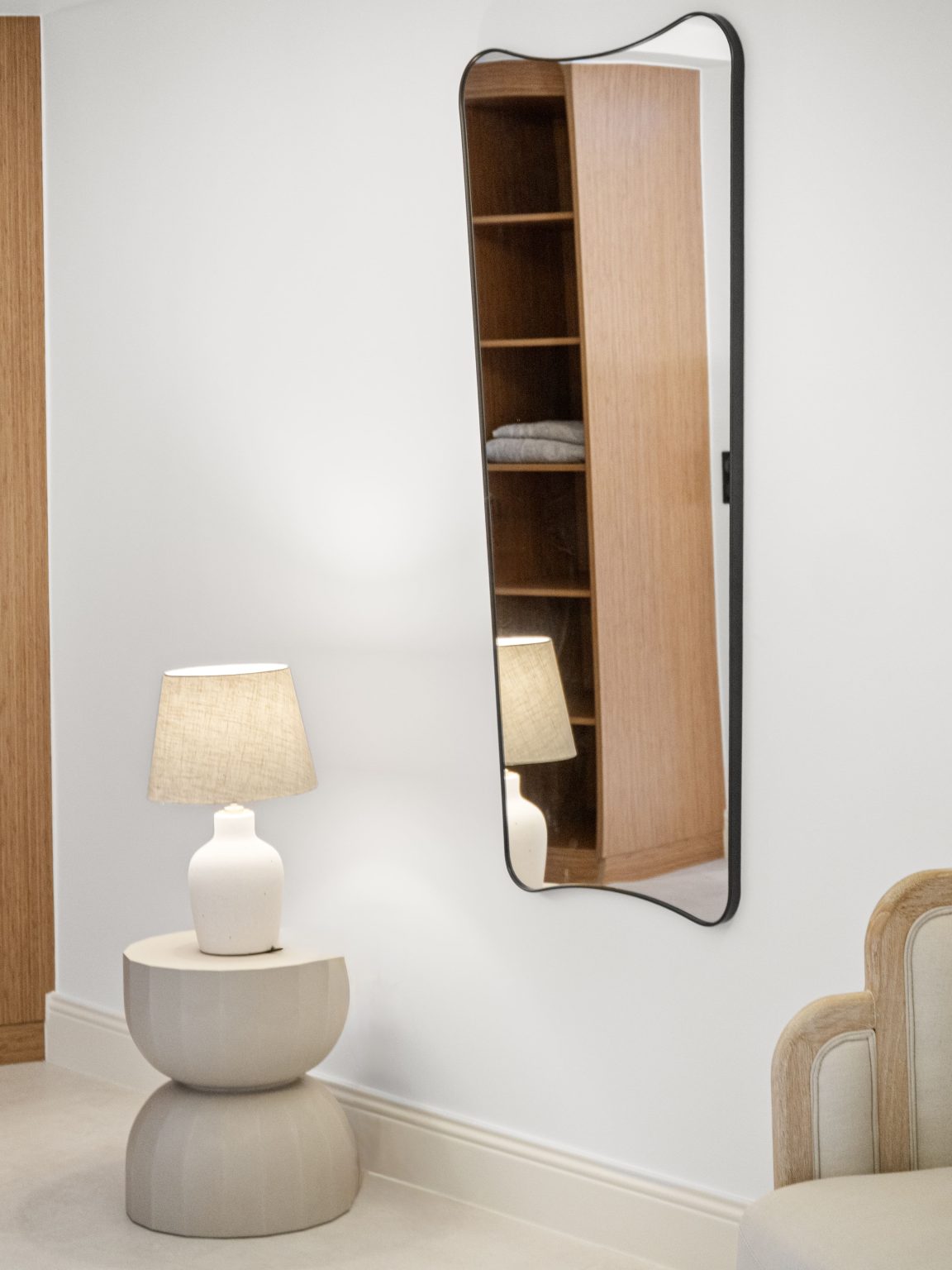 Détail miroir Gubi et table Saba Italia – villa Villavista à Saint-Paul-de-Vence