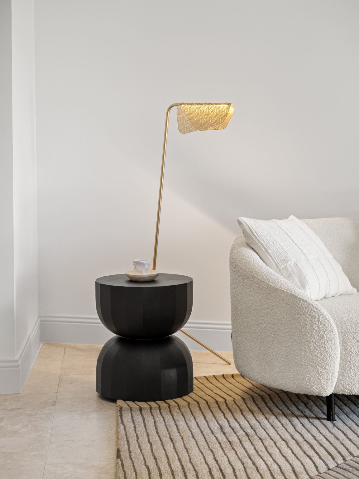Détail lampe Petite Friture et coffee table Saba Italia – villa Villavista à Saint-Paul-de-Vence