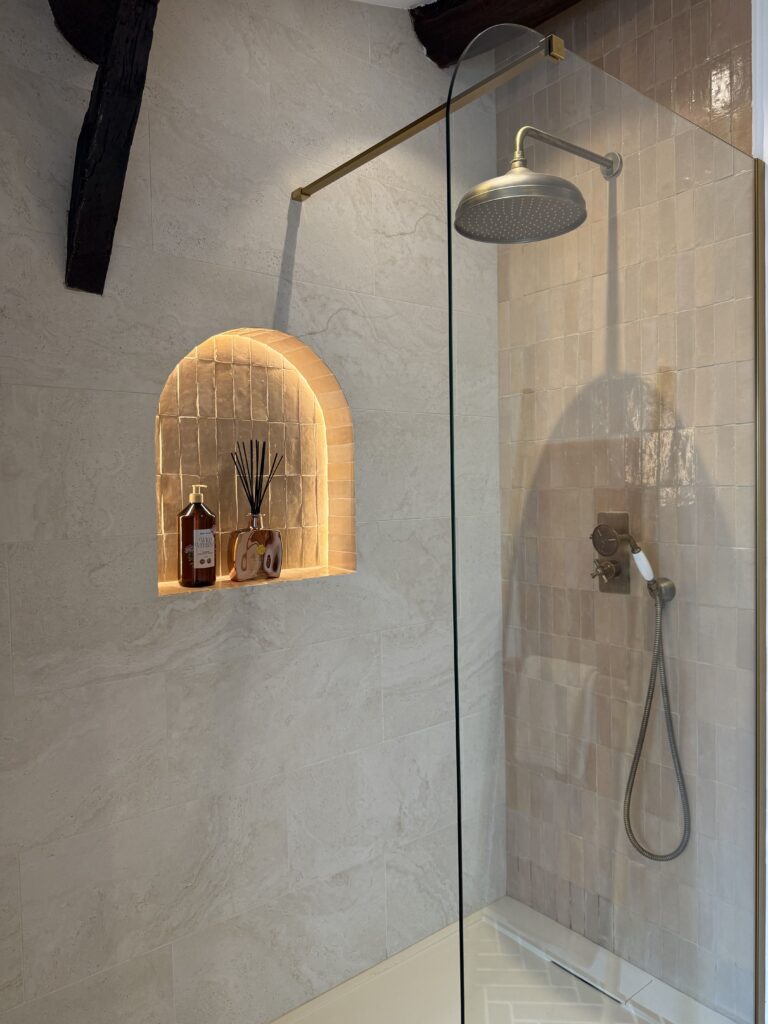 Douche à l'italienne avec niche en arche et zelliges – Villa Solea