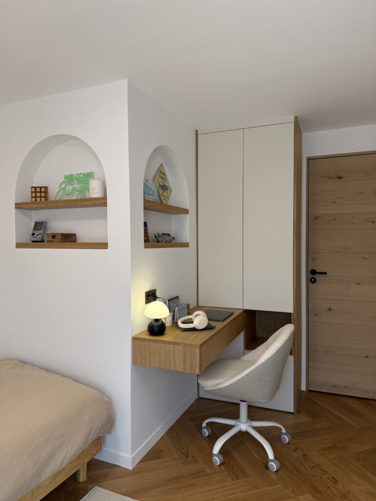 Chambre d'enfant aménagée avec bureau sur mesure – Villa Solea