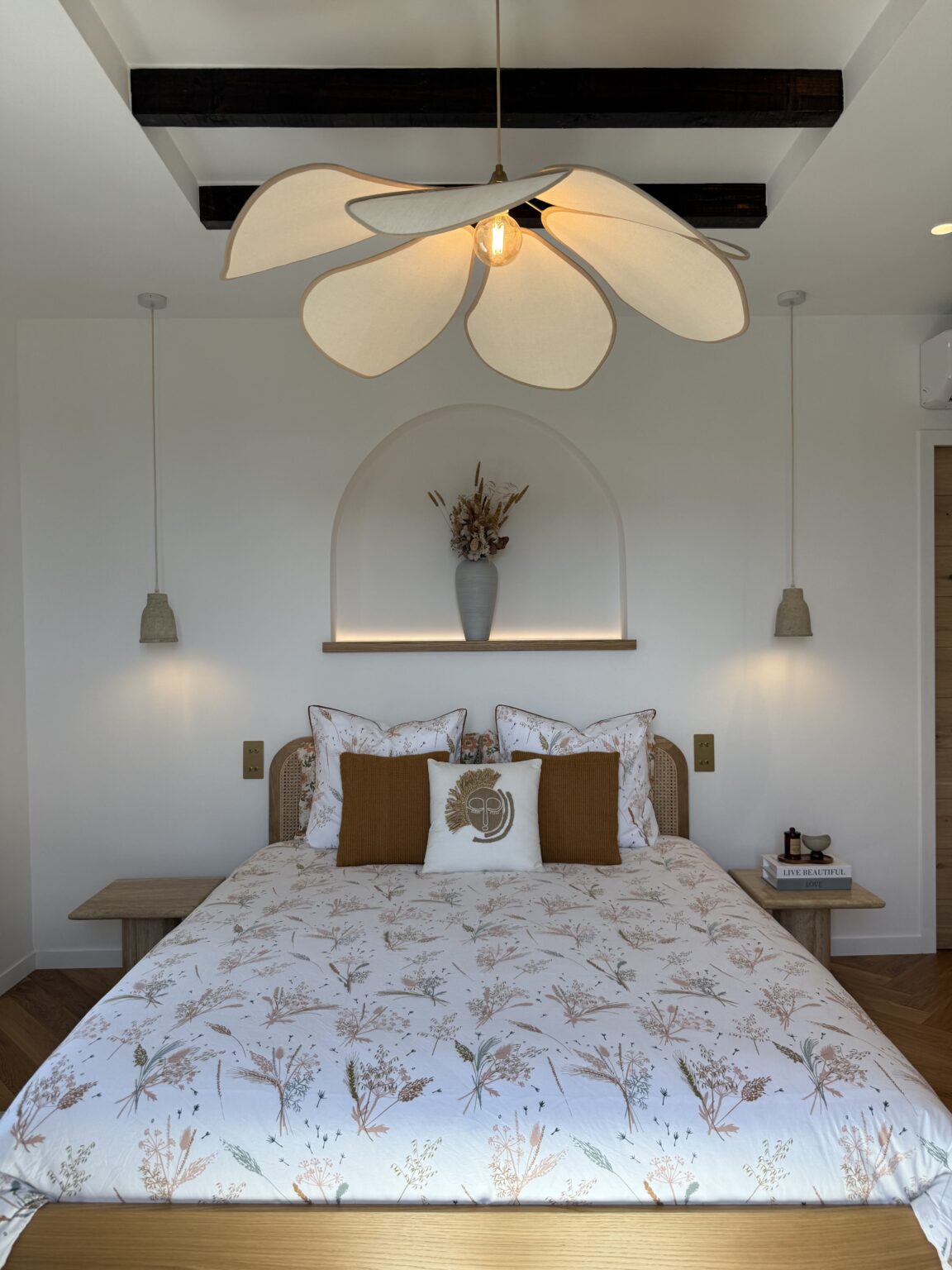 Chambre parentale rénovée, tête de lit sous niche en arche – villa Solea à Saint-Paul-de-Vence