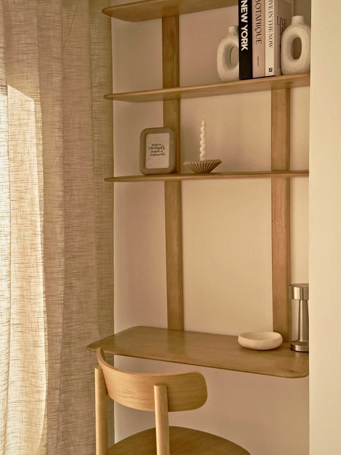 Bureau niche etageres bois rideau lin – villa Nova à Vence