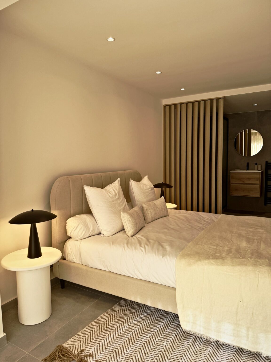 Chambre claustra bois lampes noires – villa Nova à Vence