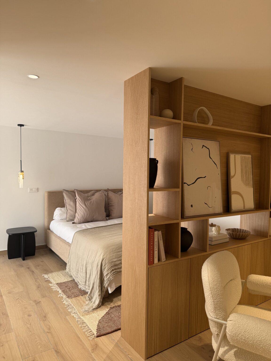 Chambre séparée par une cloison bibliothèque en chêne sur mesure – villa Nova à Vence