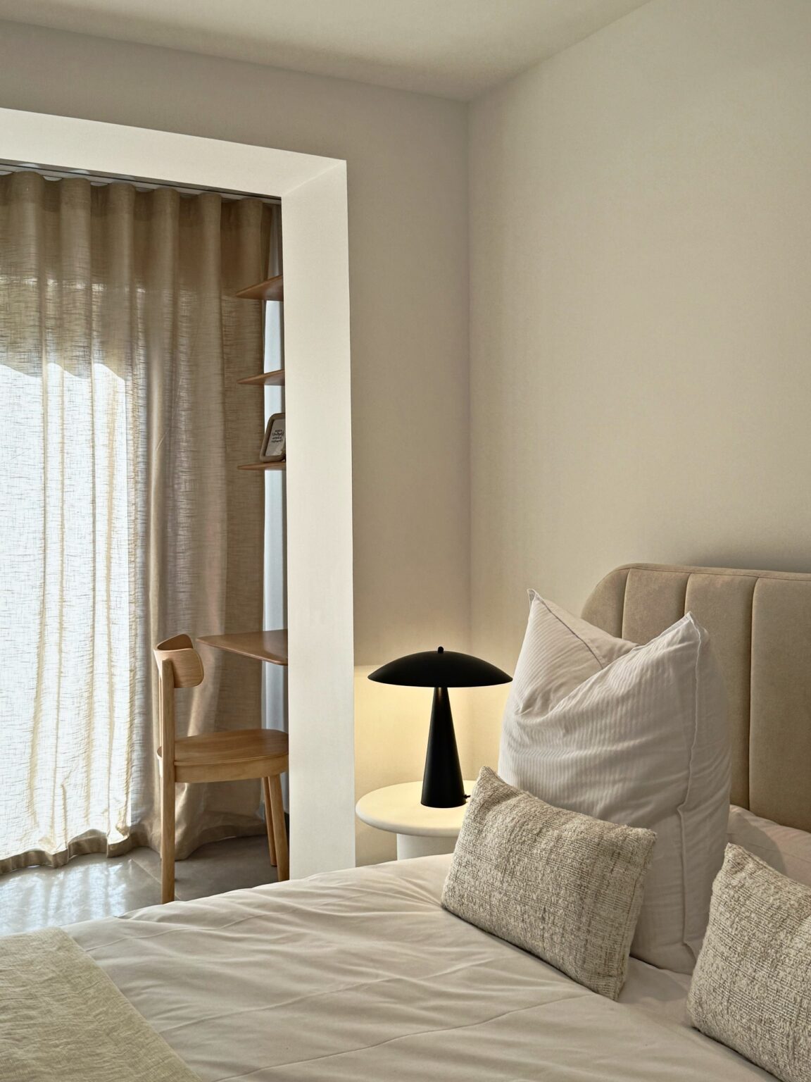 Chambre rideaux lin lampe champignon – villa Nova à Vence
