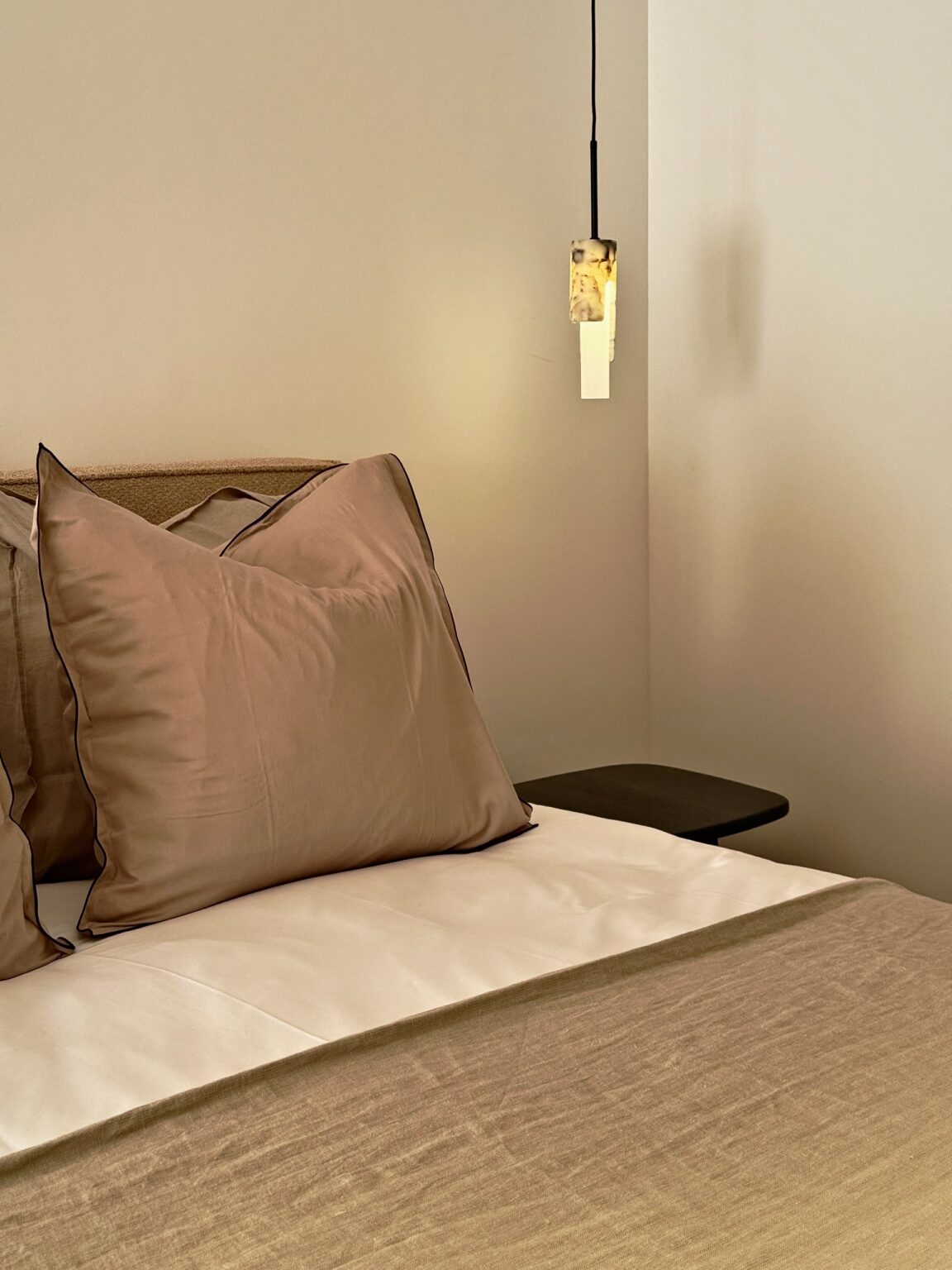 Chambre suspension albatre linge taupe – villa Nova à Vence