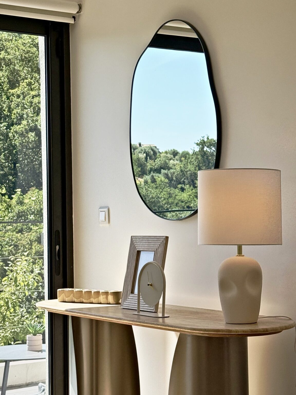 Console travertin miroir organique vue – villa Nova à Vence