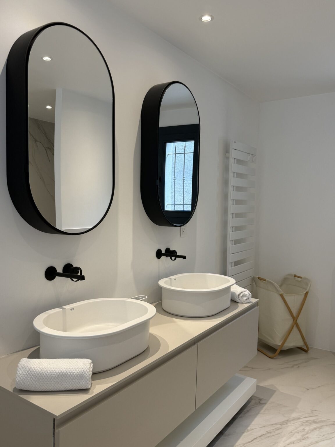 Double vasque à poser et miroirs ovales noirs – villa Nova à Vence