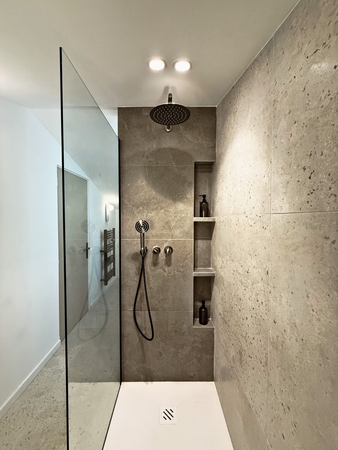 Douche à l'italienne avec niche murale – villa Nova à Vence