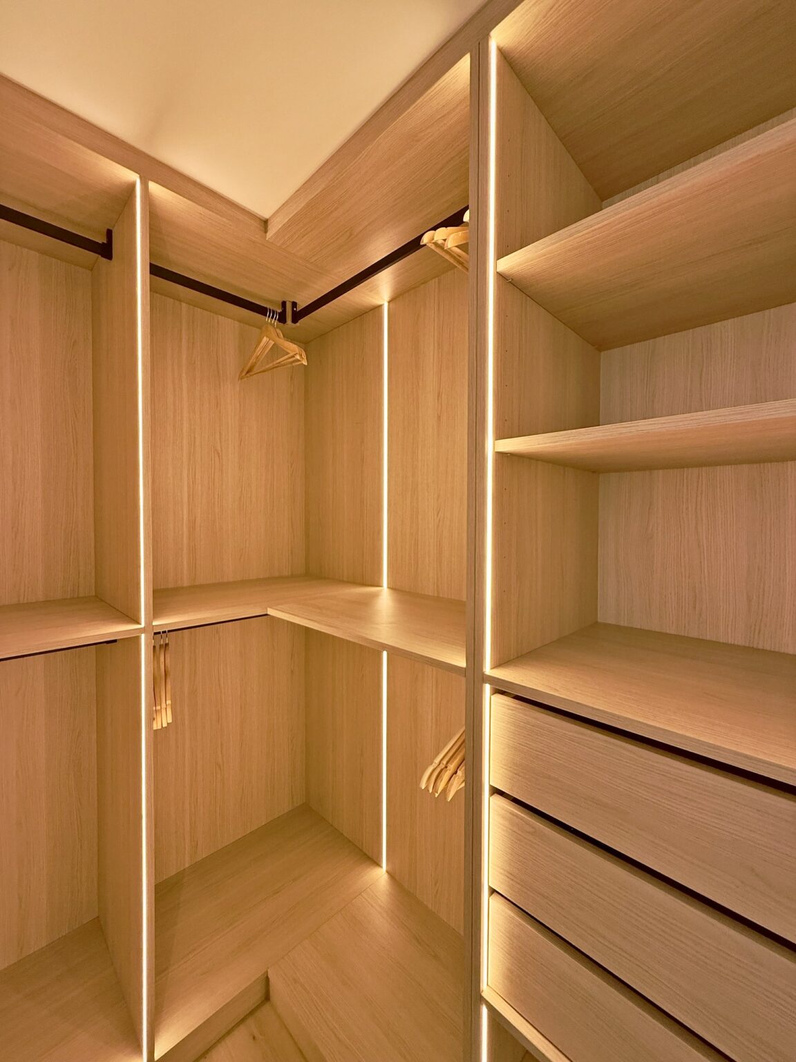 Dressing angle bois led – villa Nova à Vence