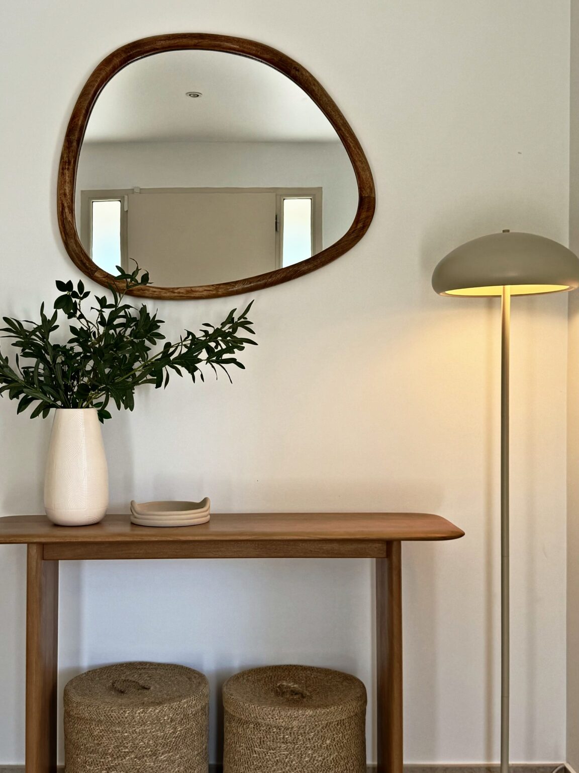 Entree console bois miroir organique – villa Nova à Vence