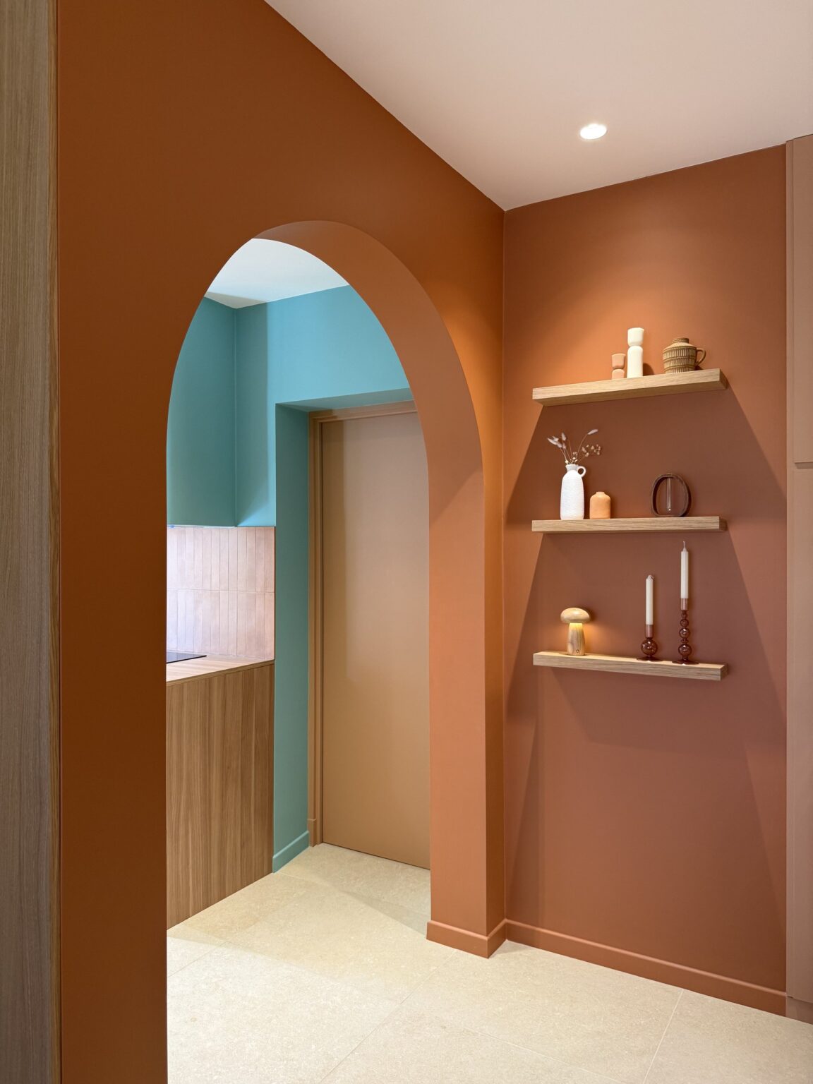 Arche terracotta et étagères en chêne menant à la cuisine – projet Favorita, LoryCosy Home Design