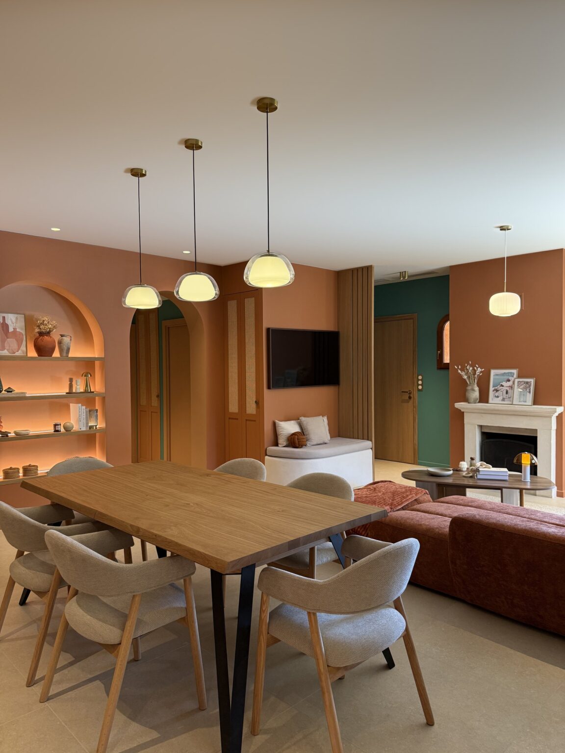 Salle à manger ouverte sur le séjour, niche éclairée et arches – projet Favorita