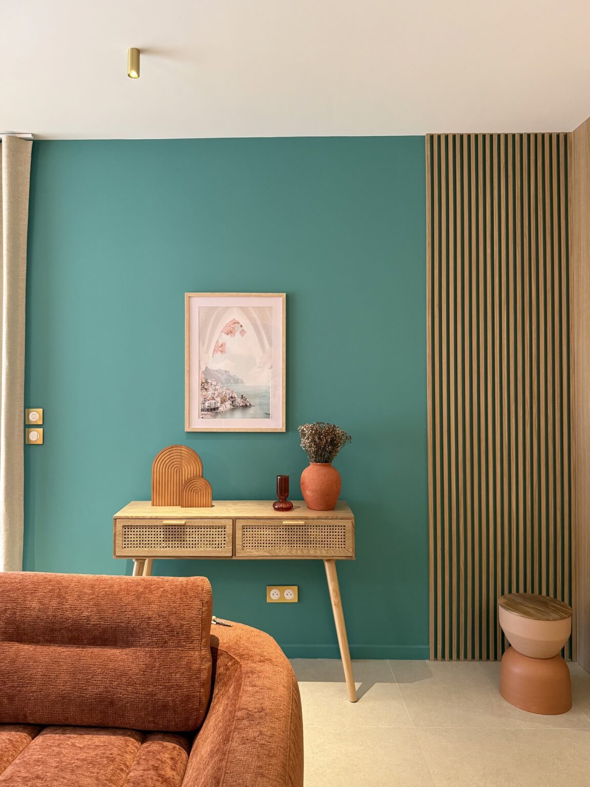 Console en cannage sur mur vert et claustra en chêne – projet Favorita