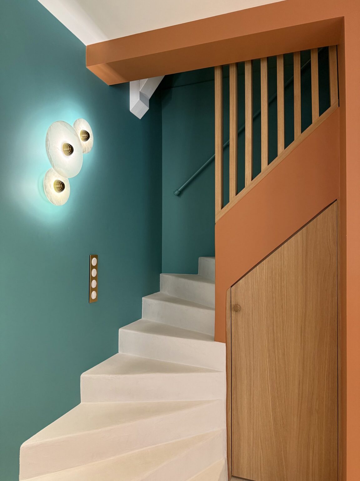Escalier en béton ciré, claustra en chêne et appliques en albâtre – projet Favorita