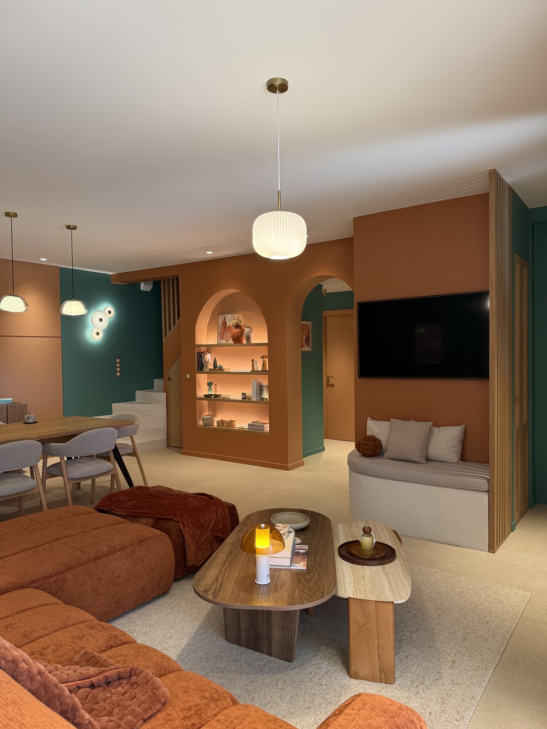 Séjour avec niche en arche éclairée et banquette maçonnée – projet Favorita