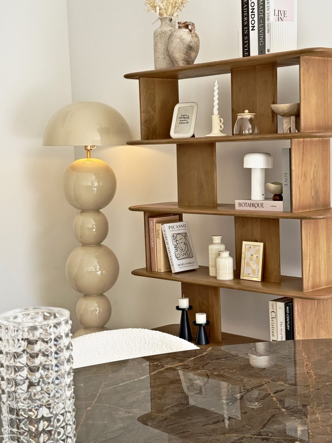 Lampadaire boules etagere bois – villa Nova à Vence