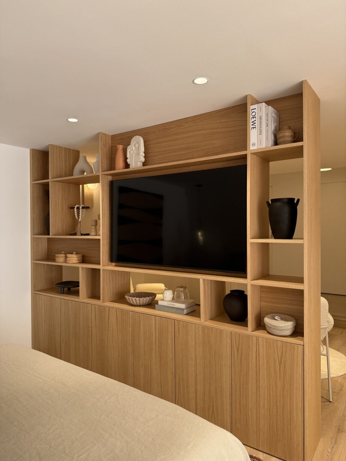 Meuble TV et bibliothèque en chêne sur mesure – villa Nova à Vence