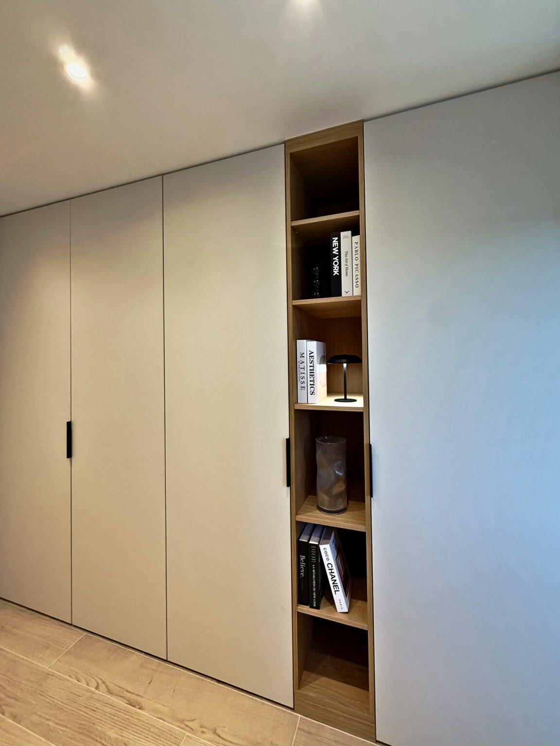 Placards niche bibliotheque bois – villa Nova à Vence
