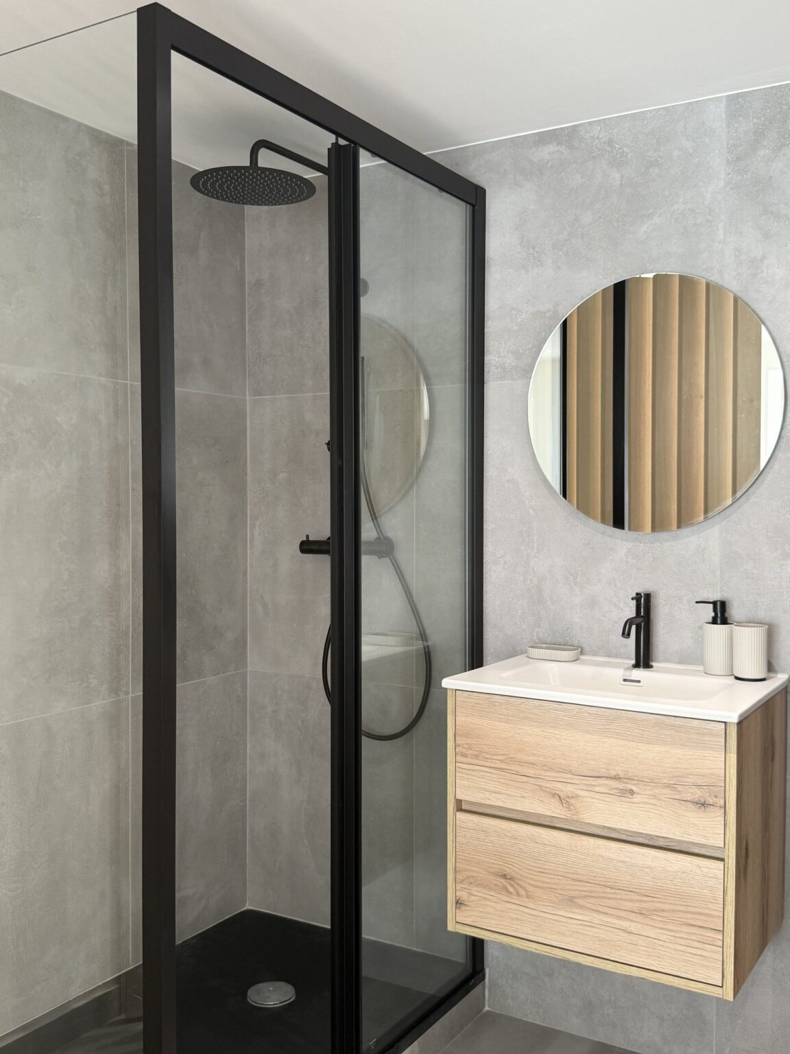 Salle d'eau avec douche cadre noir et meuble vasque en chêne – villa Nova à Vence
