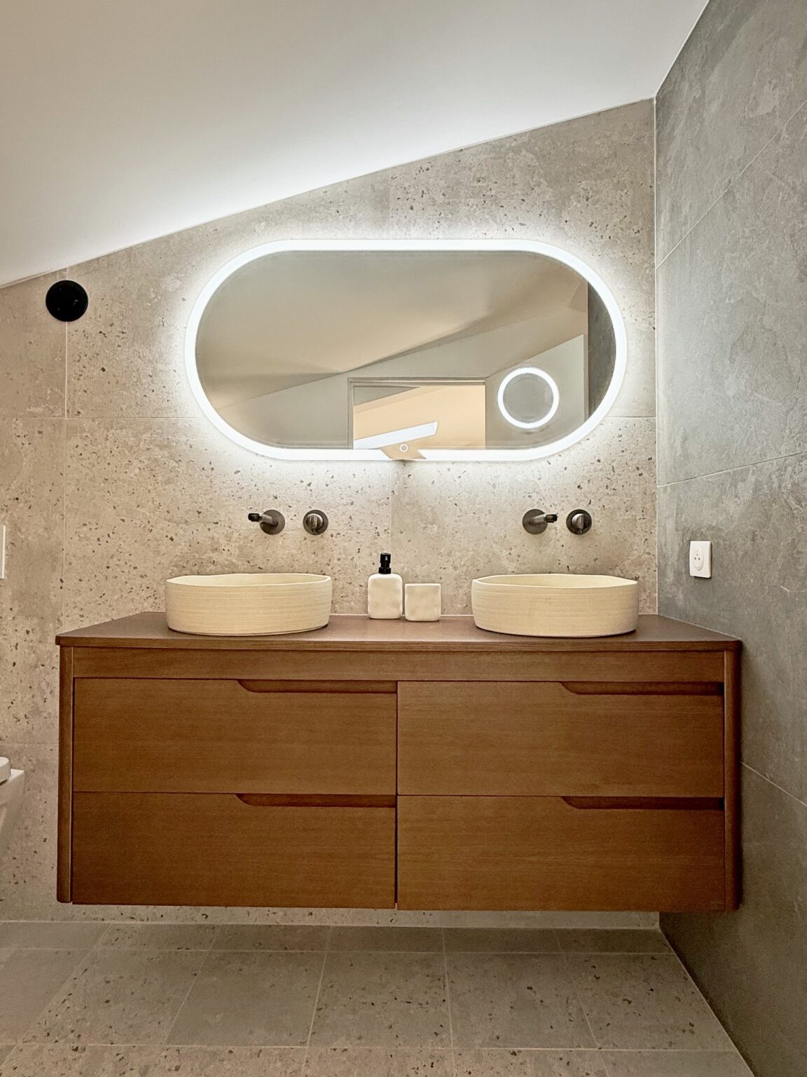 Salle de bain, meuble double vasque en bois et miroir rétroéclairé – villa Nova à Vence
