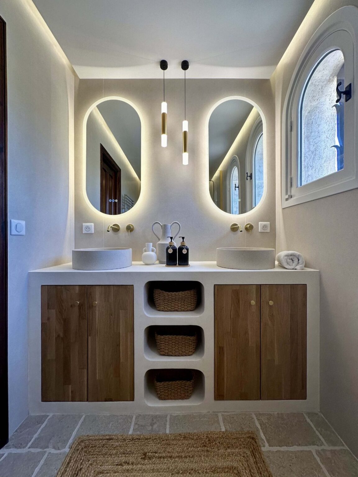 Salle de bain rénovée, vue sur les vasques – villa Terra Pura à Saint-Paul-de-Vence
