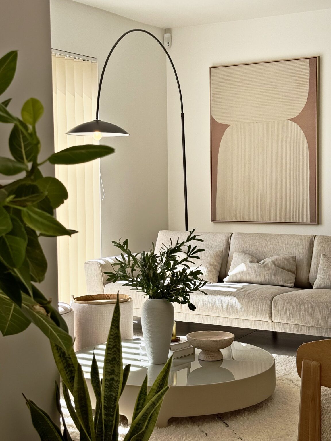Salon avec lampadaire arc et tableau en relief – villa Nova à Vence