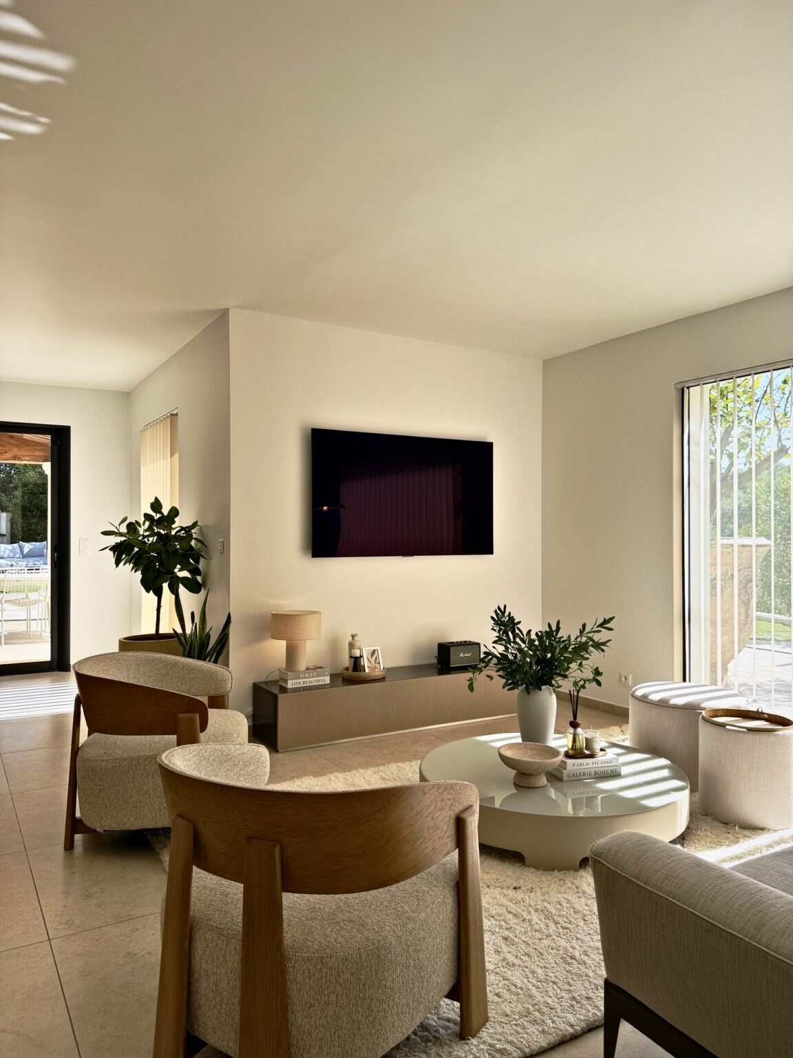 Salon, meuble TV et fauteuils en bois – villa Nova à Vence