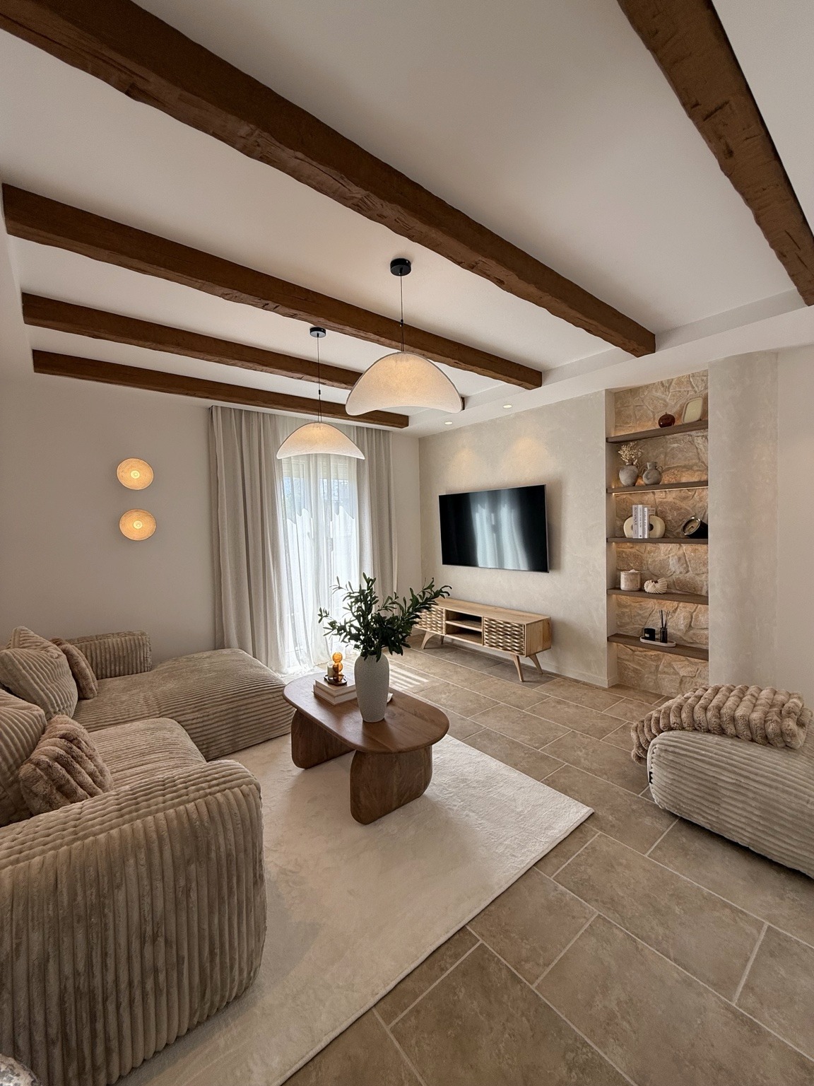Salon rénové, niches éclairées et pierre apparente – Villa Solea à Saint-Paul-de-Vence