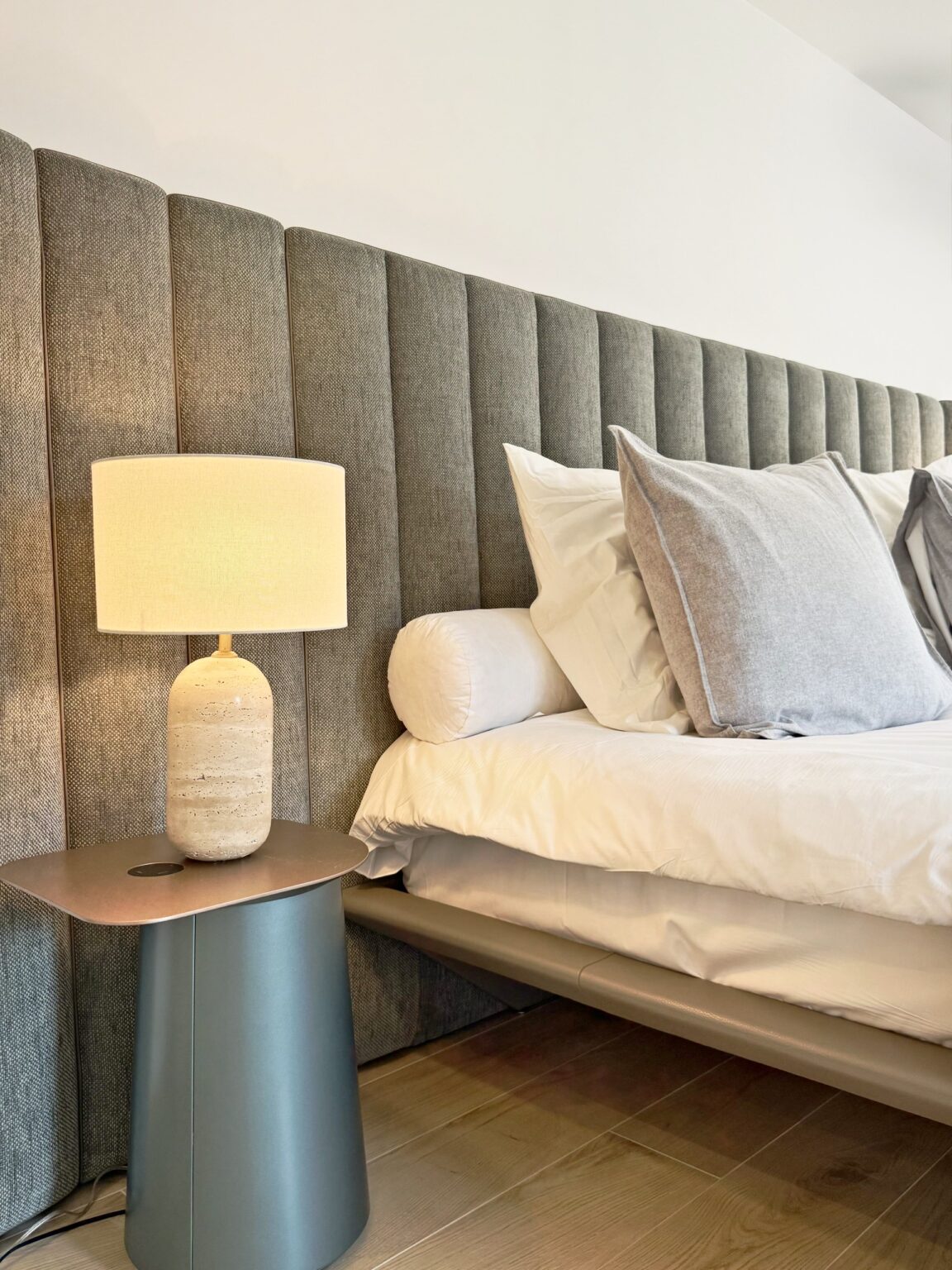 Tete de lit capitonnee lampe travertin – villa Nova à Vence