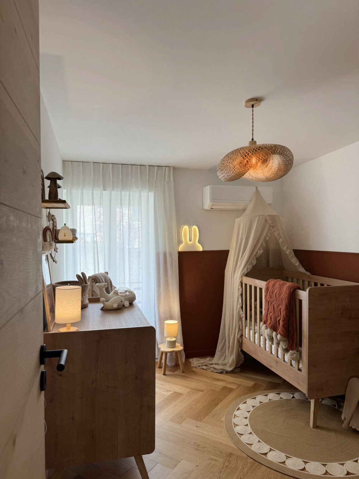Chambre de bébé aménagée, suspension en osier et ciel de lit – Villa Solea à Saint-Paul-de-Vence