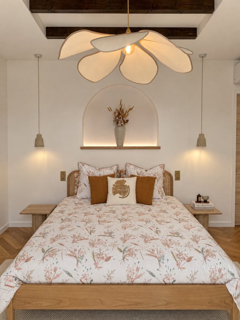 Chambre parentale rénovée, ambiance douce et lumière florale – Villa Solea à Saint-Paul-de-Vence