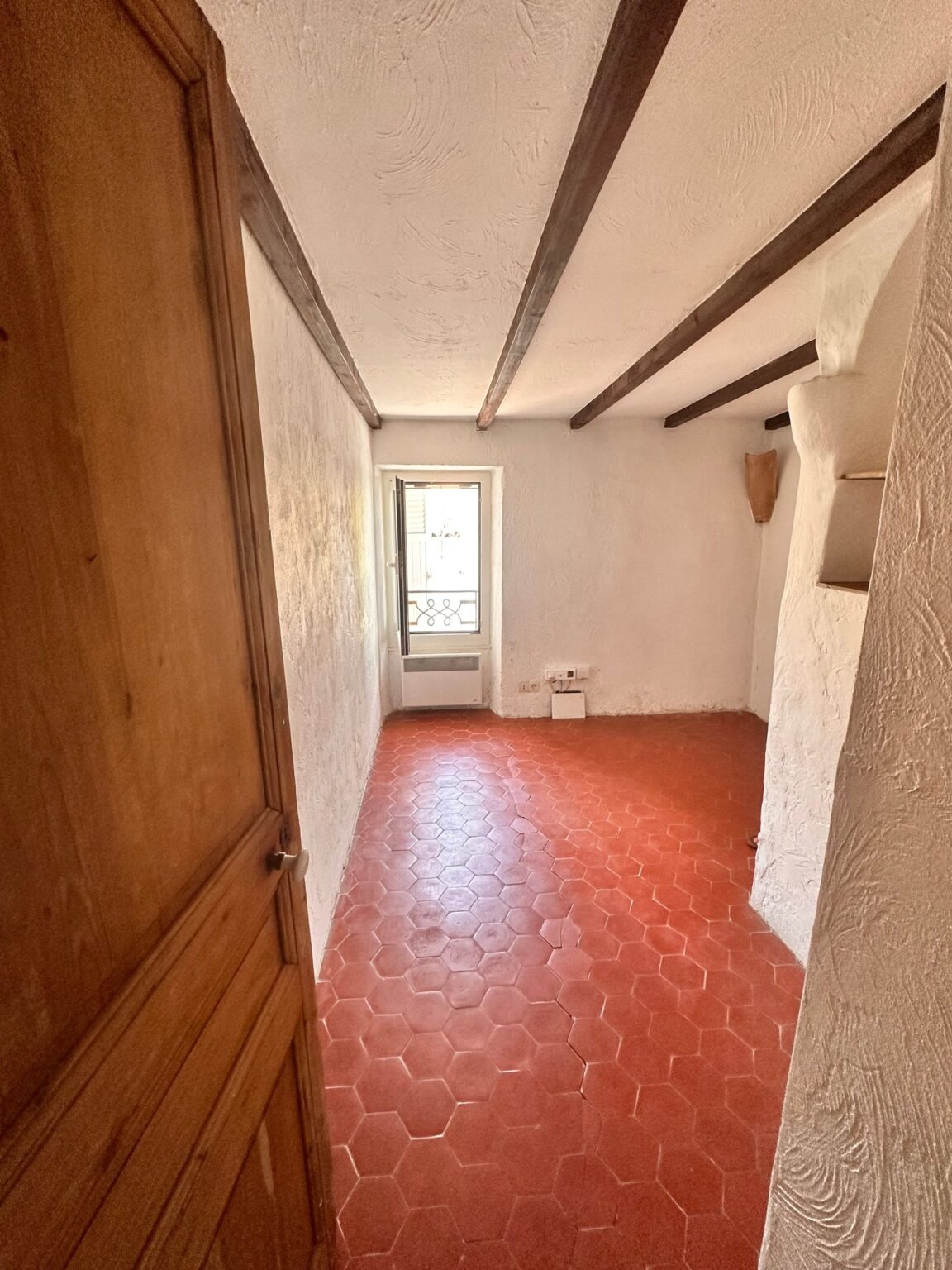 Chambre d'enfant avant rénovation, tomettes – Villa Solea