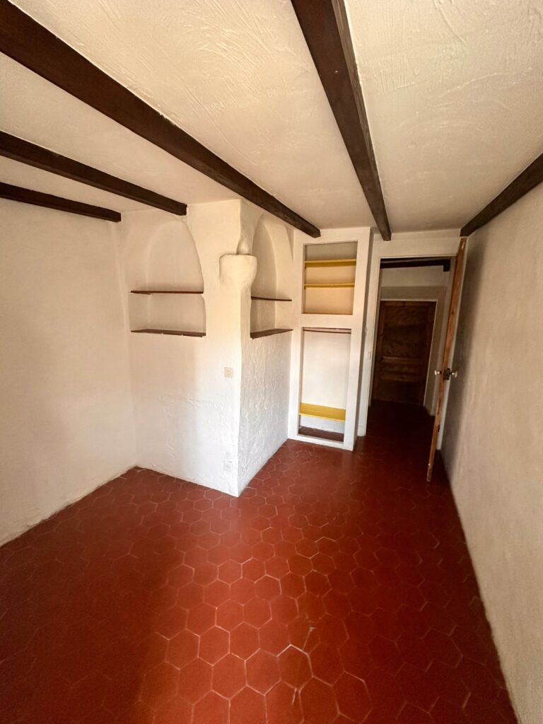 Chambre d'enfant avant rénovation, niches – Villa Solea