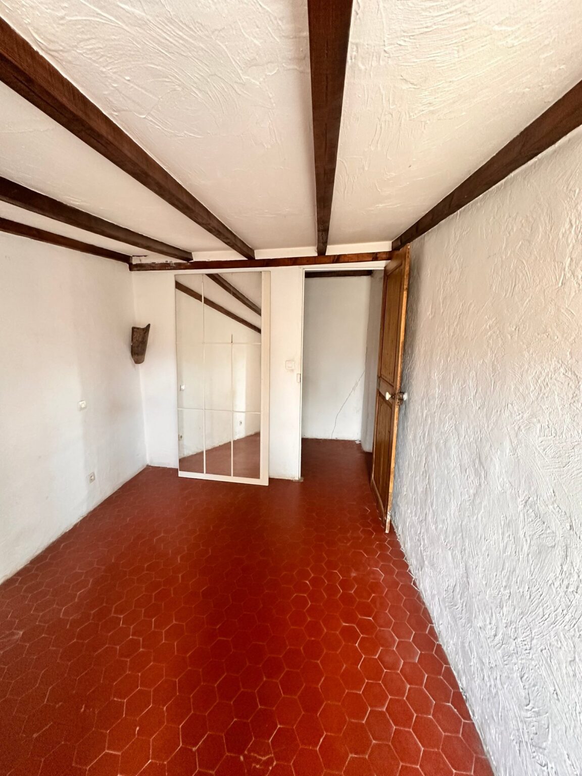 Chambre d'enfant avant rénovation – Villa Solea