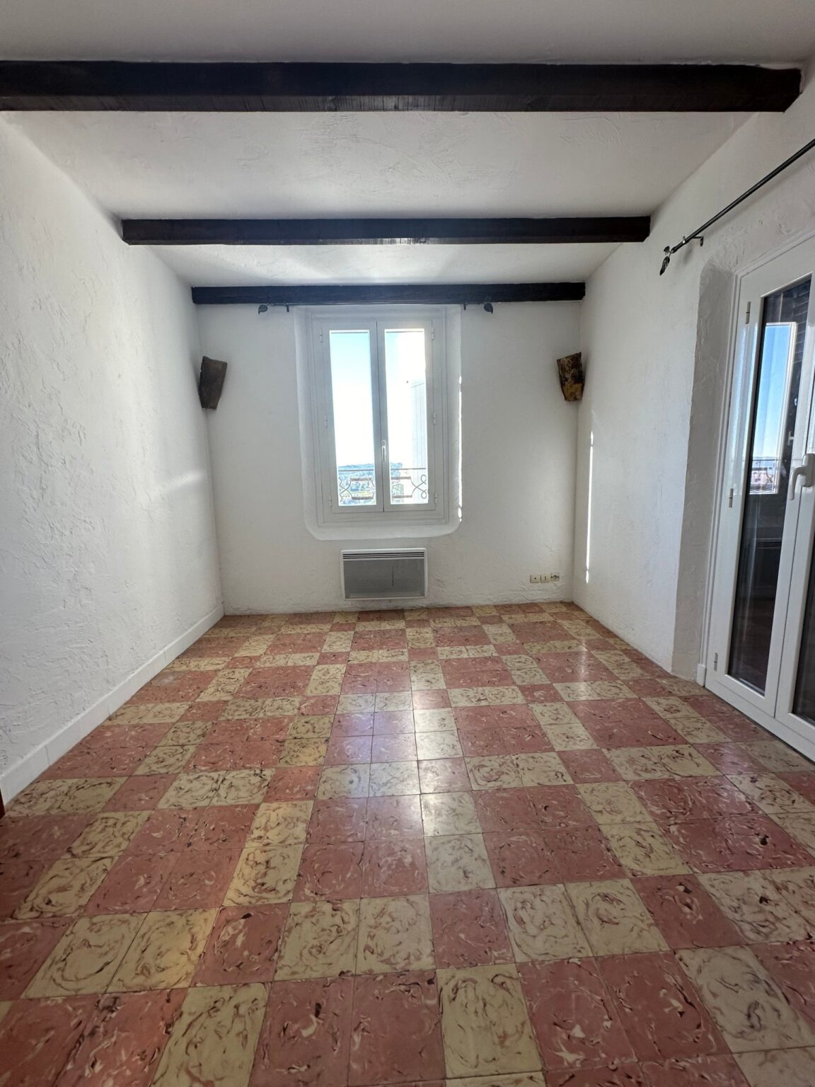 Chambre parentale avant rénovation, poutres apparentes – Villa Solea