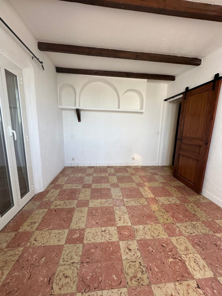 Chambre parentale avant rénovation, niches en arche – Villa Solea