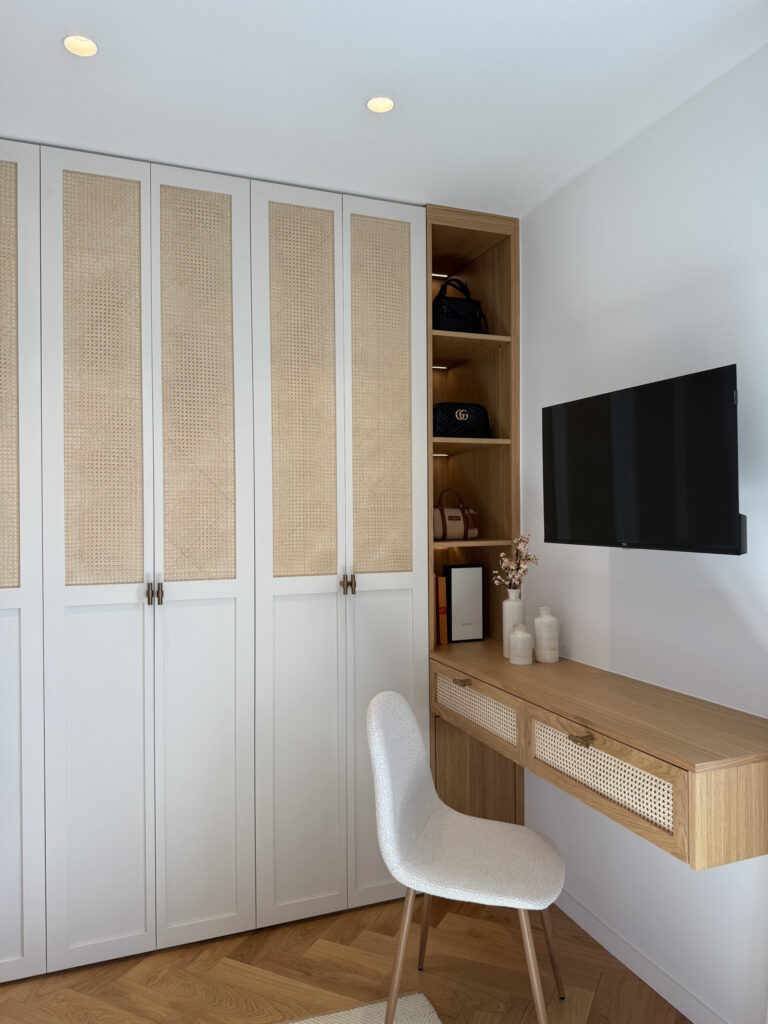 Coin bureau sur mesure et placards en cannage dans la chambre parentale – Villa Solea à Saint-Paul-de-Vence