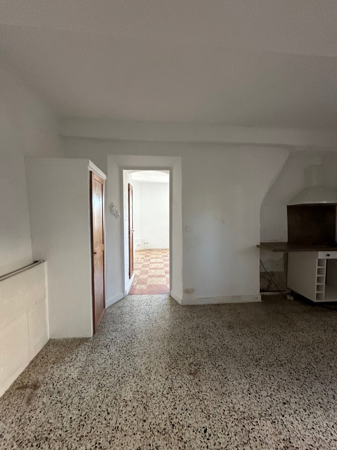 Cuisine avant rénovation, vue vers le salon – Villa Solea