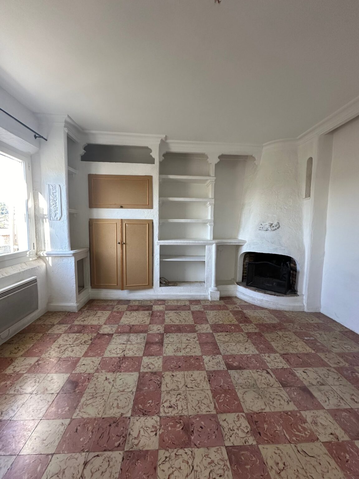 Salon avant rénovation, cheminée et niches d'origine – Villa Solea à Saint-Paul-de-Vence